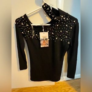 Milan kiss off the shoulder accent top M